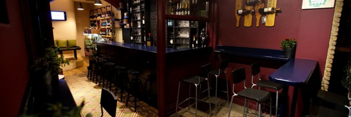 Cinque wine bar in Athens warm atmosphere hospitality